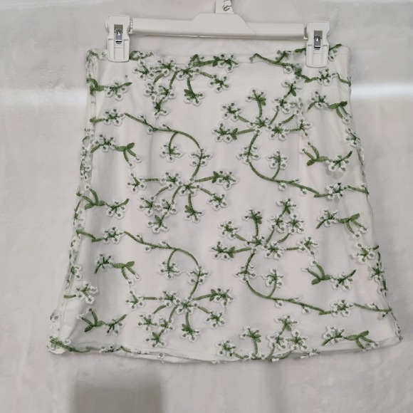 ROMWE Dresses & Skirts - Romwe Floral Embroidered Mesh Mini Skirt White Green Size S US 4 A Line Fairy‎ W